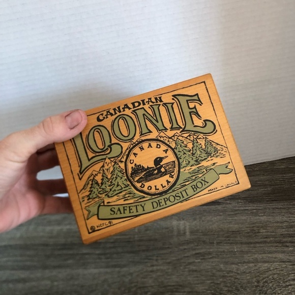 Vtg Wooden Canadian Loonie Coin Bank - Picture 4 of 14